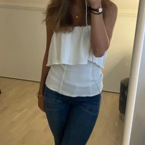 Vit bandeau tubtopp med volang - Säljer en super fin off shounder volang topp från Zara. Storlek S💗 hör gärna av er för frågor  