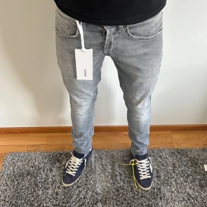 DONDUP GEORGE - DONDUP GEORGE som passar 30 | Finns inga tecken på användning så nästintill nyskick | Endast jeans medföljer | Midjemått: 40cm | Längd: 97cm | Skriv vid fler frågor eller bilder. 