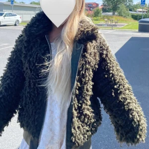 Mörkgrön teddyjacka med dragkedja - Säljer en fluffig och trendig mörkgrön teddyjacka med dragkedja framtill. Jackan har en oversized passform och stora krage, perfekt för att hålla värmen under kyliga dagar. Supermysig och lätt att styla till olika outfits. Är i storleken 38 men passar även mig oversize som bär xs/s och passar förmodligen m/l oxo🩷
