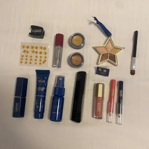 Smink kit - Säljer ett helt sett med mini smink från sence! Kitet består av en svart mascara, en fixing spray, en glow primer, ett läppstift, två st kräm ögon skuggor med en borste till, stjärn klistermärken, en lip gloss, en rosa Lepp penna, en eyeliner Pencil, ett par stjärn öron hängen, en vässare till pennorna, en glittrig eyebrowgel och en ögon skuggs palett i stjärn form, Allt är oanvänt! Säljer detta för 80kr + frakt!