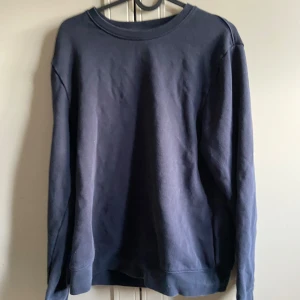 Mörkblå sweatshirt från Henri Lloyd  - Blå Henri Lloyd hoddie i mycket bra skick och har inga defekter
