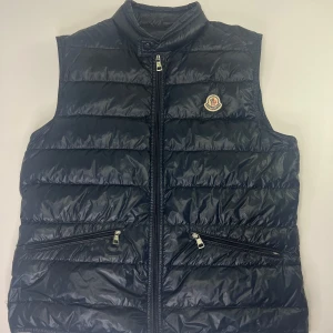 Moncler gui väst - Skick 8/10 inga skador bara använd storlek 4 motsvarar L