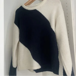 Marinblå, vit stickad tröja Gina Tricot - Snygg stickad tröja från Gina Tricot i marinblå och vitt med coolt, abstrakt mönster. Tröjan har rund halsringning och långa ärmar. Perfekt för dig som gillar en stilren men ändå unik look.