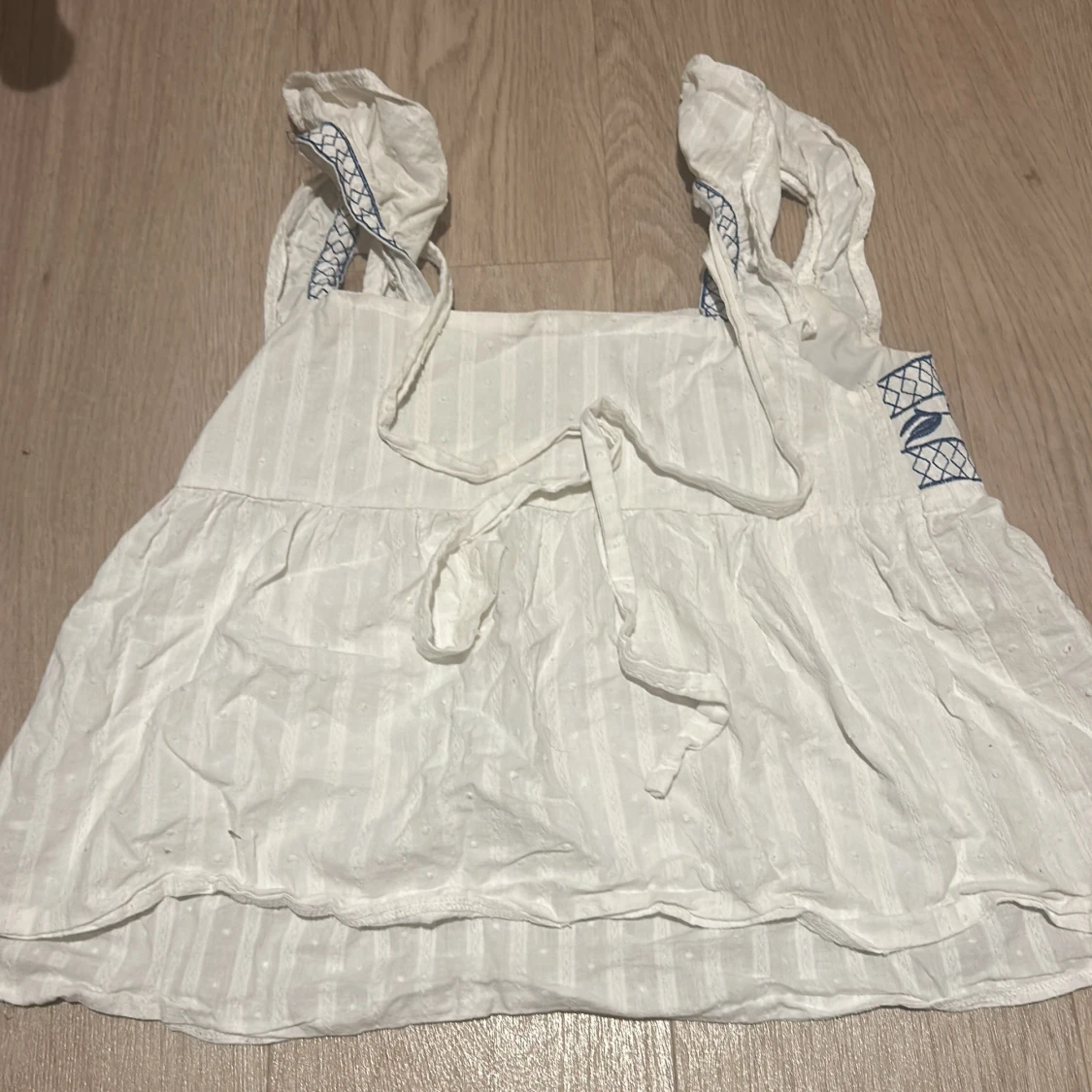 Vit blommig linnetopp med blå broderi - 1