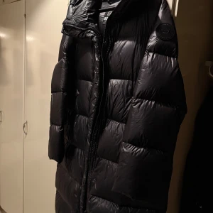 Svart lång dunjacka från 8848 Altitude - Lång och fin vinterjacka från 8848! Har 1 vinter i bagaget men är i väldigt bra skick 