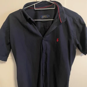 Ralph lauren skjorta - Säljer min Ralph lauren skjorta kortärmad! Väldigt bra skick knappt använd! Perfekt nu till sommaren! Kom med bud:)