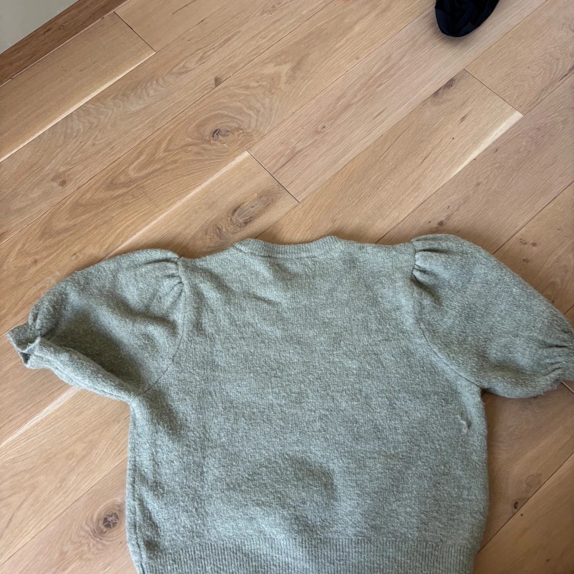 Grön stickad tröja med puffärm Gina Tricot - 1