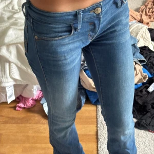 Blå slim bootcut jeans  - Snygga blå jeans med låg midja och slim bootcut-passform. Materialet är mjukt denim i bomull med lite stretch för extra komfort. Köpta på en vintage affär men själv inte andvänt, så bra skick! 