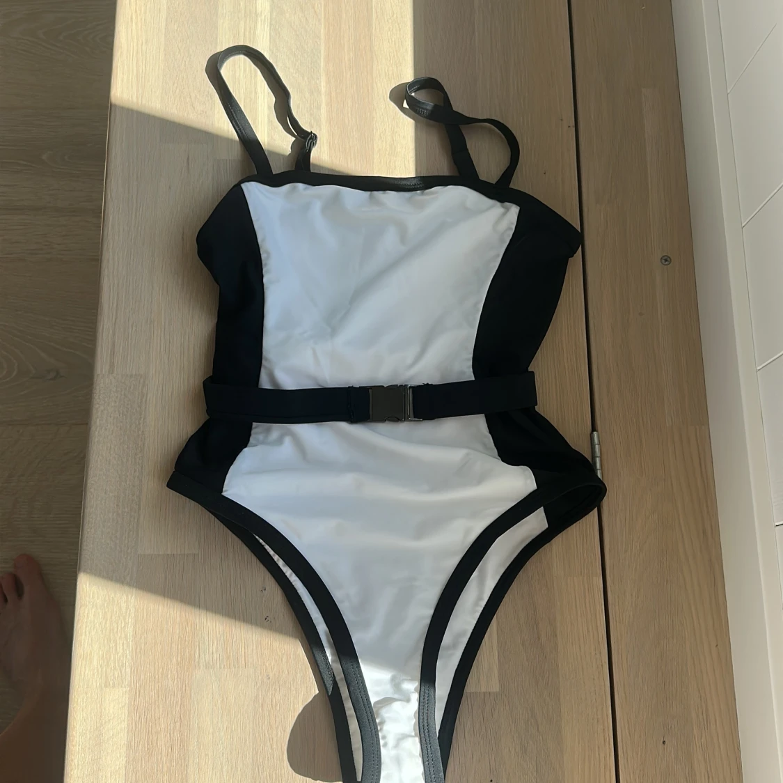 Svartvit baddräkt från NA-KD x Hannalicious