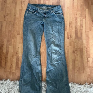 Weekday bootcut jeans ljusblå - Säljer ett par lågmidjade bootcut jeans från weekday. Mycket bra skick, knappt använt någon gång. Storlek: 26 i midjan, 32 i längd.