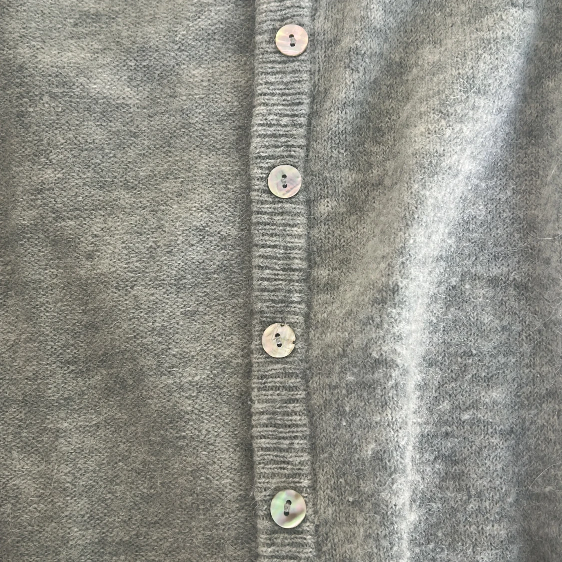 Grå stickad kofta från Gina Tricot - 3