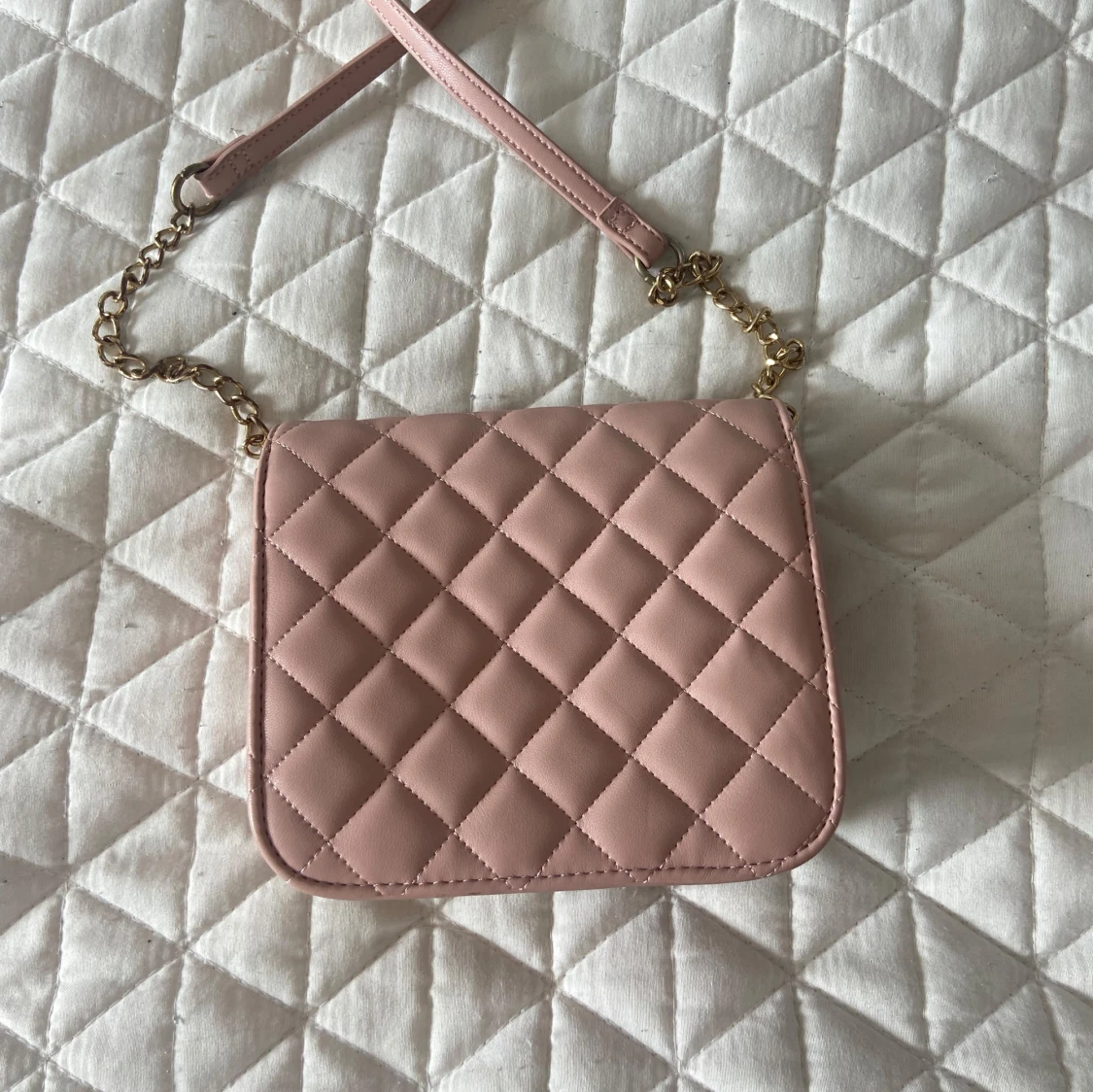 Rosa quiltad axelväska med hjärtspänne - 1