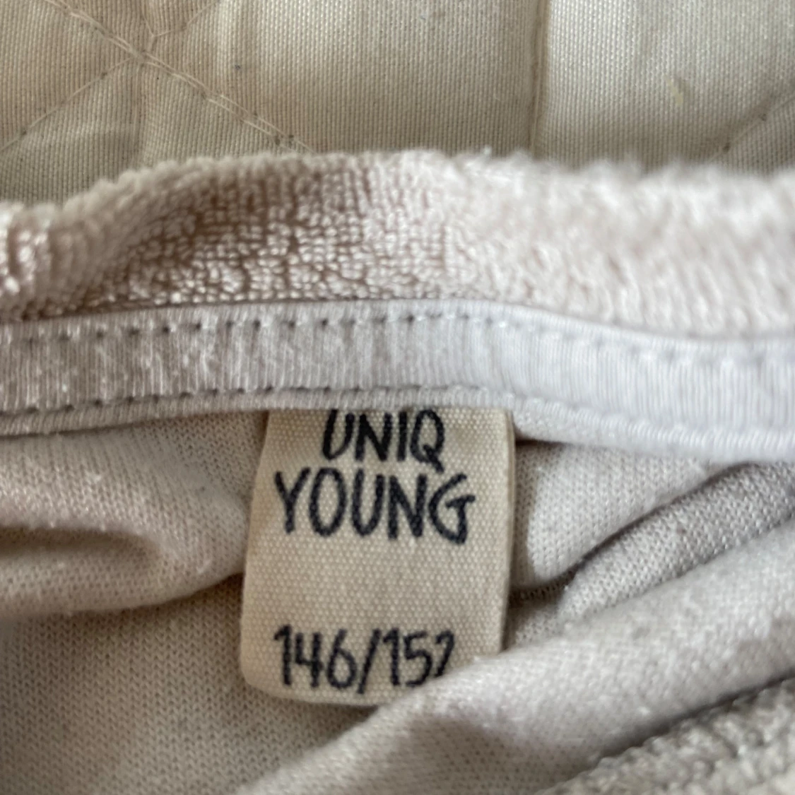 Beige mjukis sätt från UNIQ YOUNG - 1
