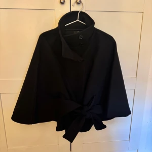 Poncho / kappa - Svart superfin eftertraktad poncho / kappa ifrån Ginatricot!  Aldrig använd (prislappen sitter kvar) storleken är XS/S men passar även som en onesize Liknande ponchon från missäy🎀 