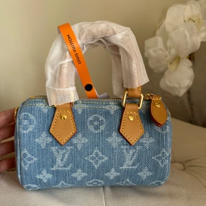 Handväska  - Handväska mini. Kommer med strap och dustbag. Vid snabbaffär kan jag fixa rabbat. Skickas iväg samma dag. 