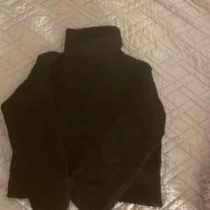 Stickad tröja  - Jättefin stickad tröja ifrpn Bikbok. Den är supervarm och passar perfekt nu till vintern!💕