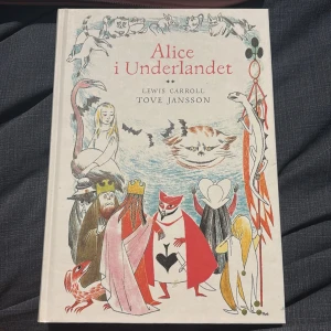 Alice i Underlandet - Följ med Alice på ett magiskt äventyr i Underlandet! Denna utgåva är illustrerad av Tove Jansson och bjuder på färgstarka, fantasifulla bilder som gör sagan levande. Perfekt för unga och unga vuxna som älskar unika berättelser och konstnärliga illustrationer. Boken är ca 125 sidor och är inbunden.