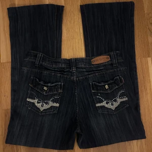 Mörka bootcut jeans med broderi - bootcut jeans. Vet inte måtten då mitt måttband är borta! Storlek M. Skriv innan ni använder köp nu!