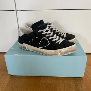 Philippe Model skor - Säljer dessa snygga svarta Philippe Model sneakers i mocka. Skorna är använda max 5 gånger så alltså näst intill helt nya i storlek 40. 