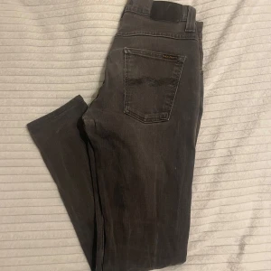 Nudie jeans - Säljer ett par grå jeans från Nudie jeans, modellen är grim trim, storlek 30/34 men passar 30/32. Välj gärna via postnord så får du 50kr rabatt och då kan jag även skicka den snabbare