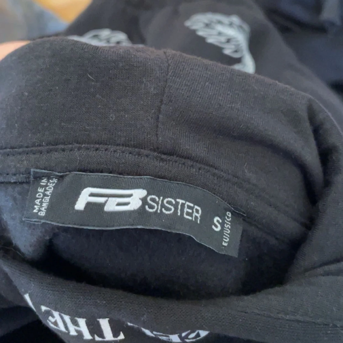 Svart croppad hoodie med draktryck - 2