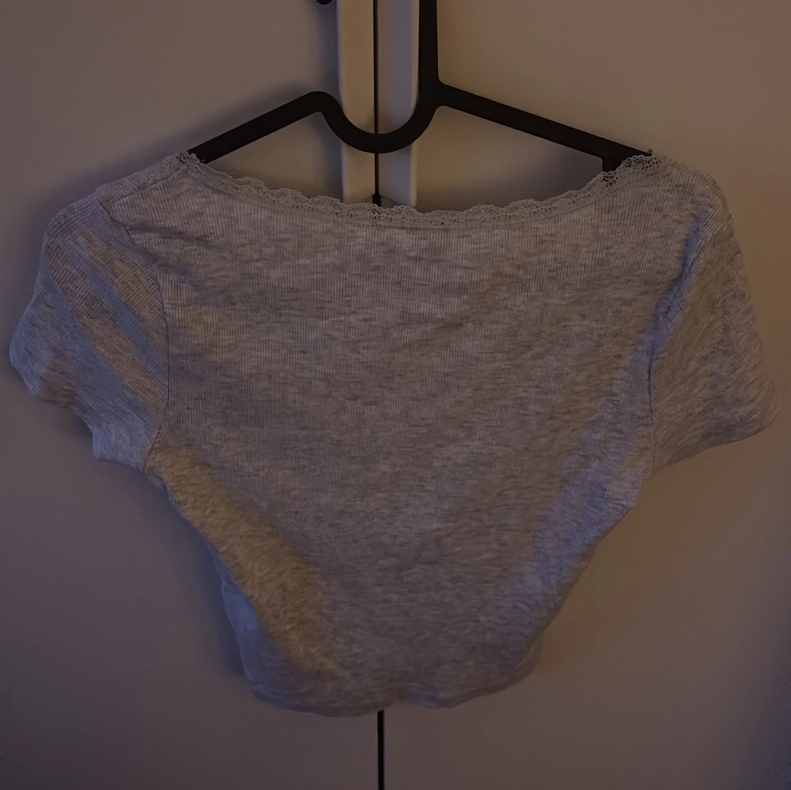 Grå croppad topp med spets från H&M - 1