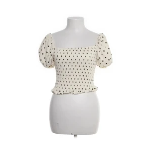 Prickig topp - Så söt topp använd fåtal gånger men i nyskick. Offwhite i storlek M men jag har vanligtvis xs/s.