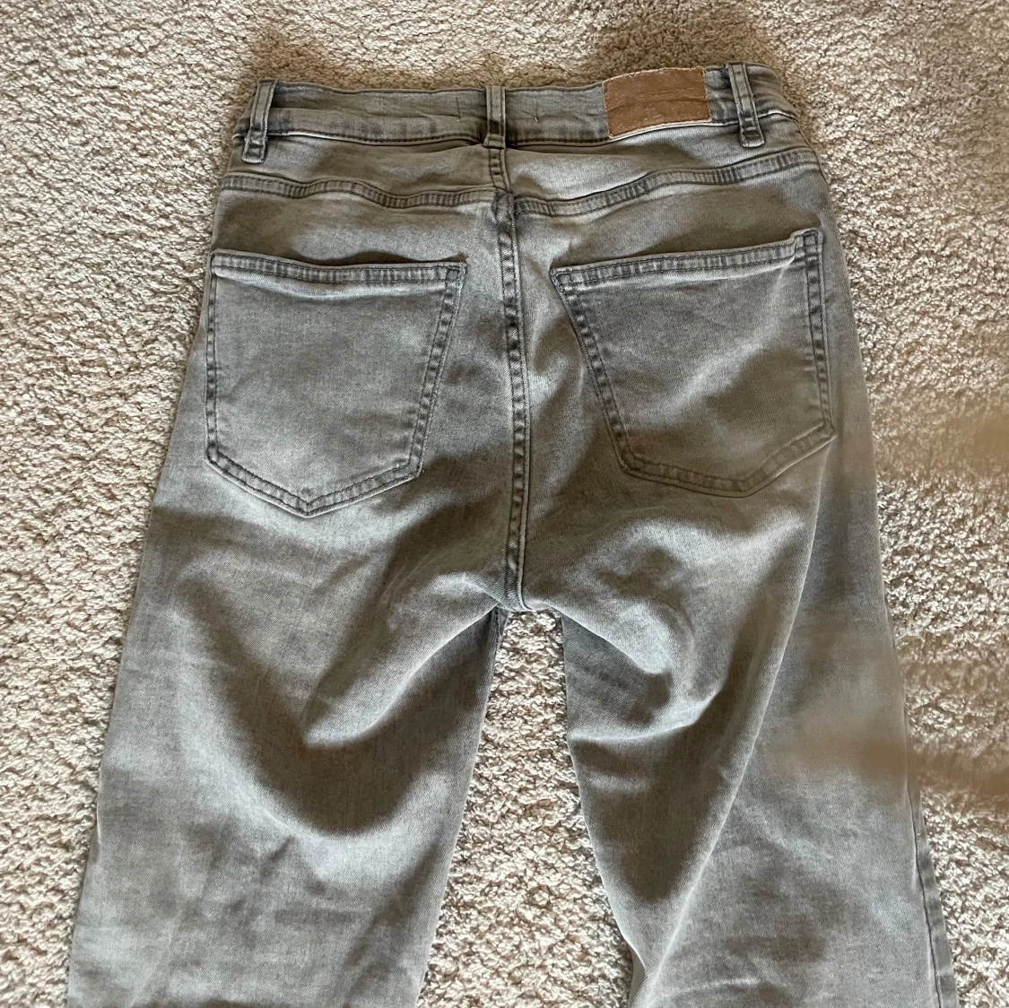 Grå bootcut jeans - 2