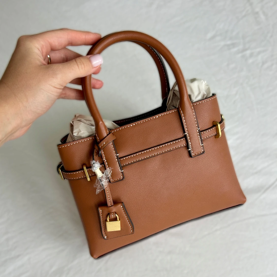 Brun handväska med gulddetaljer från Mango