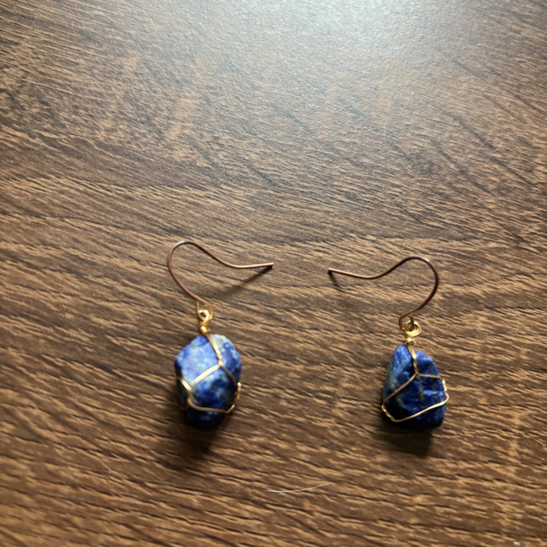 Blå sten örhängen med guldtråd - 1