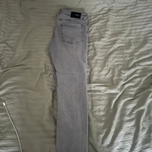 Grå skinny jeans från Pepe Jeans - Snygga grå jeans från Pepe Jeans med Wiser Wash. Modellen är skinny fit med klassisk femficksdesign och normal midja. Jeansen har en stilren look och är tillverkade i mjukt bomullsmaterial med lite stretch för extra komfort.