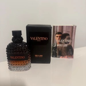 Valentino Uomo Born In Roma Coral Fantasy - Parfymen Valentino Uomo Born In Roma Coral Fantasy kommer i en lyxig glasflaska med nitar och svart kork. Flaskan har en snygg färgskiftning från mörkgrått till bärnstensorange. Medföljer gör originalkartong och reklamblad. Perfekt för dig som gillar exklusiva dofter.