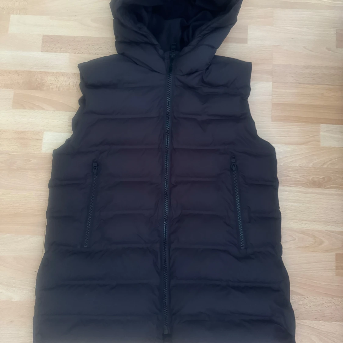 Svart dunväst med huva från Zara - 1