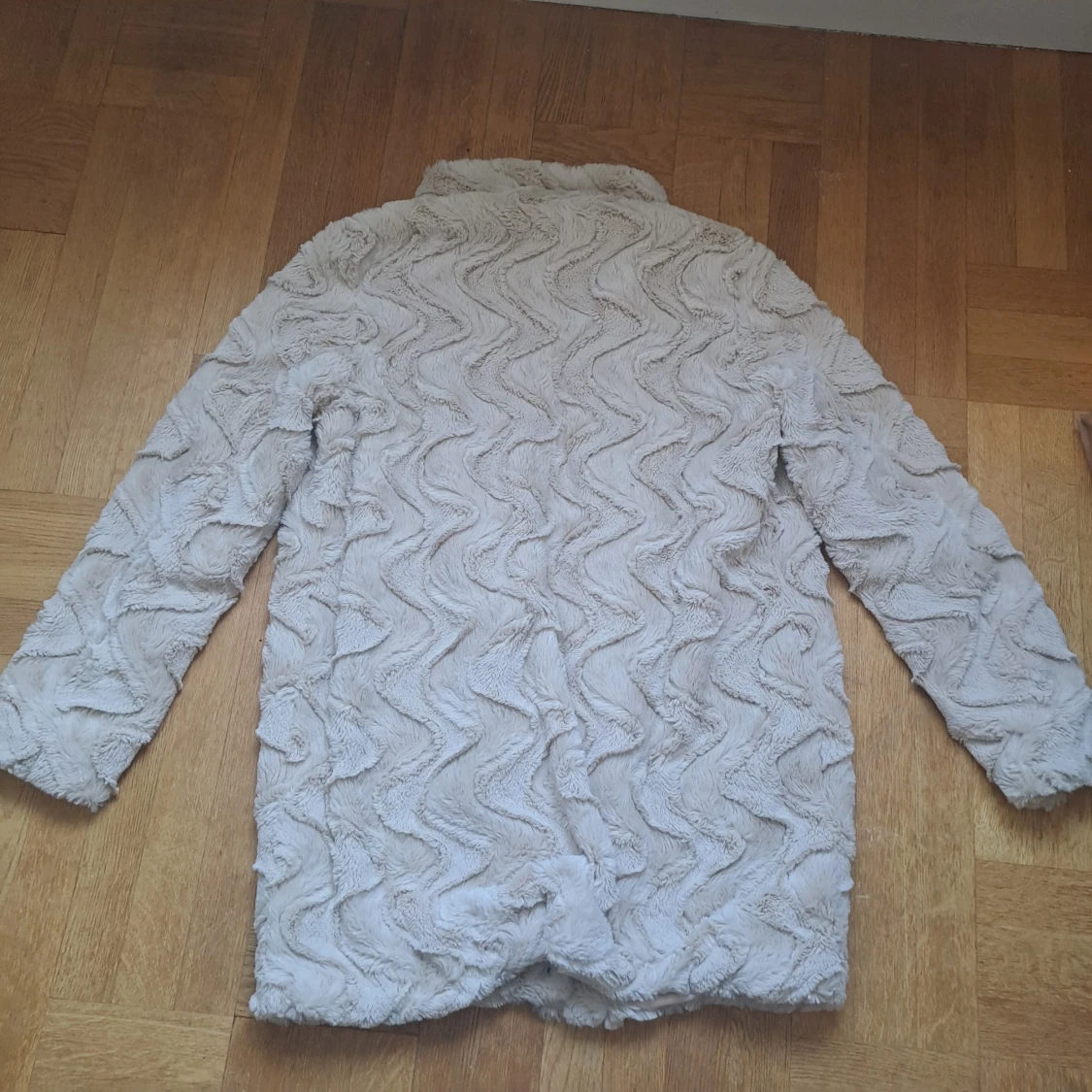 Beige pälsjacka från Vero Moda - 1