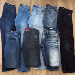 Mix av Replay Anbass jeans i olika tvättar - SÄLJS PÅ MIN PROFIL! W28-W34. FRÅN 449ST, EXKLUSIVA FÄRGER!