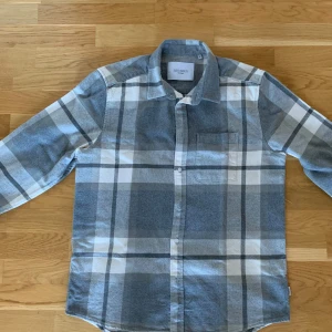 Les Deux Jeremy check flanellskjorta  - En stilren overshirt ifrån Les Deux som är perfekt till sena sommar kvällar, den är i medium och passar dig som är runt 180cm