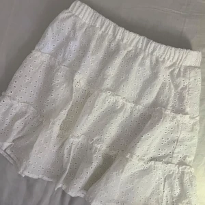 Vit kjol - Vita volangshorts i broderad bomull