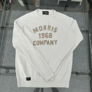Morris vit stickad bomullströja – storlek S, unisex - Vit stickad tröja från Morris med brodyr “MORRIS 1968 COMPANY” i beige. 100 % bomull – mjuk, bekväm och perfekt till lager på lager. Unisexmodell, passar både herr och dam. 🧺 Skick: Mycket bra – sparsamt använd 📏 Storlek: Small ♻️ Stilren baströja som passar både till vardag och lite mer uppklätt. Passar perfekt för höst, vår och kyliga sommarkvällar.  📦 Skickas snabbt! 🚭 Rök- och djurfritt hem.   #morris #stickadtröja #plickstyle #secondhand #preloved #bomull #slowfashion #vittröja #uni