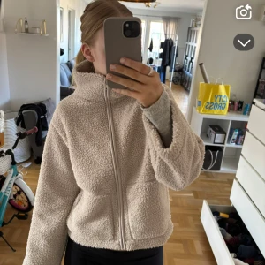 Teddy jacka  - Använd fåtal gånger och är i mycket fint skick. Storlek S. Köptes för 300