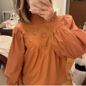 brun blus - söt blus från h&m. osäker på storlek men sitter såhär på mig som har S!❤️ köp flera plagg i bundles för ett billigare pris!