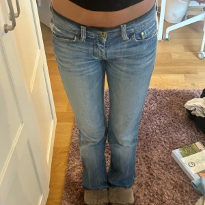 Diesel jeans - Säljer ett par diesel jeans, strl 25 passar mig i längd som är ca 170. Fint skick med små slitningar.