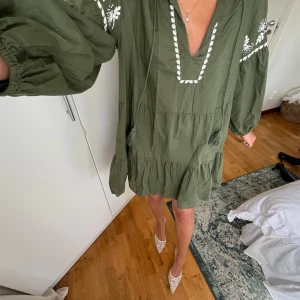 Grön kort klänning med broderi - Superfin sommarklänning från Zara 💘 Klänningen har legat i en påse därav att den är skrynklig på bilderna😅