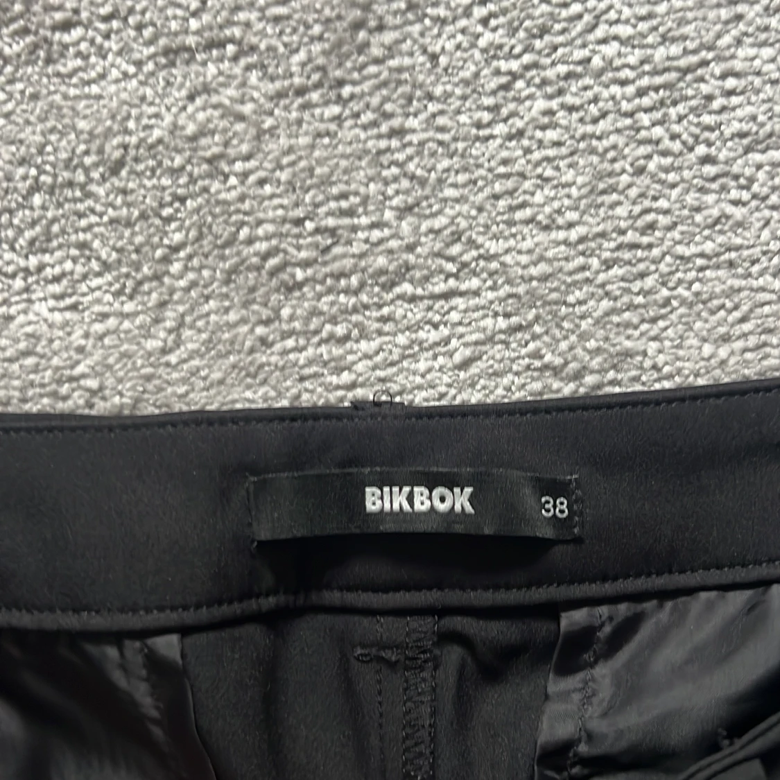 Svarta kostymbyxor från BikBok - 1