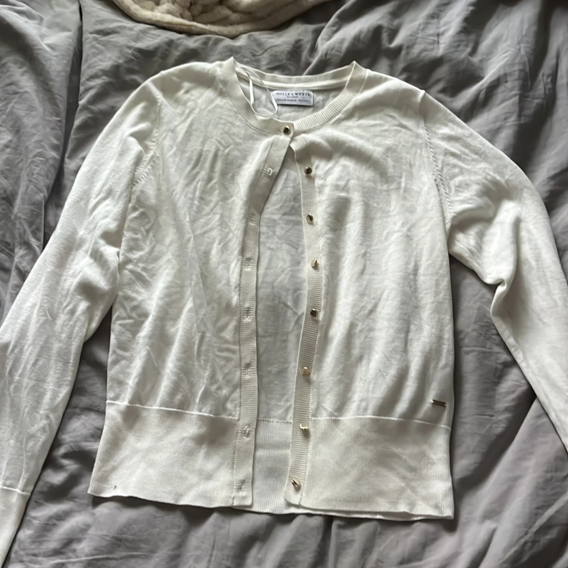 Vit kofta från lindex (holly&whyte) med guldknappar - 1