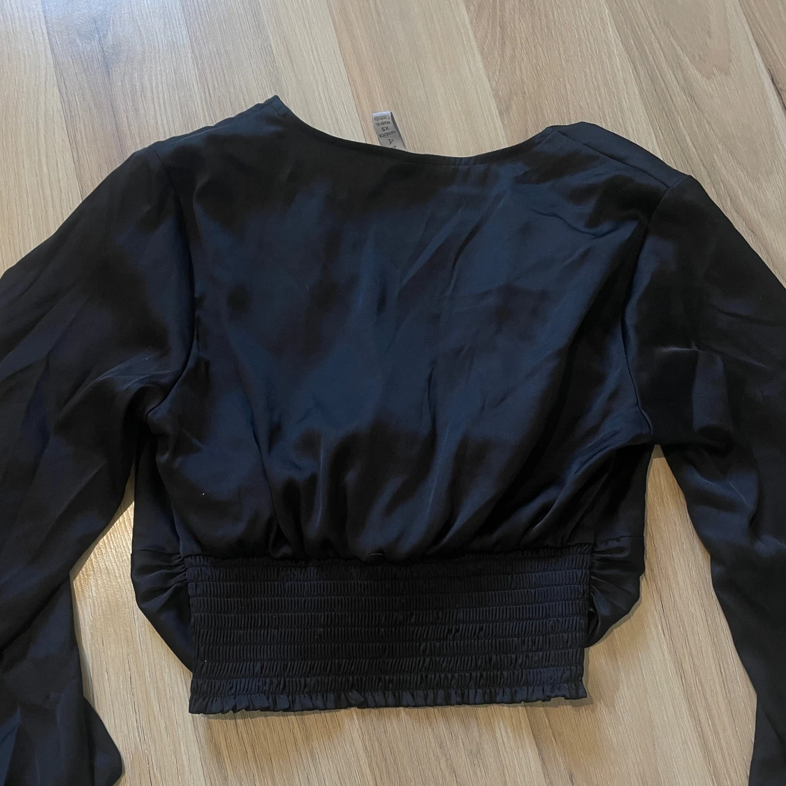 Svart omlottopp i satin-look - 1