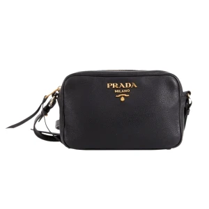 Prada väska - Säljer min otroligt snygga väska från Prada. Skriv för mer bilder eller frågor🥰 bredd: 21 cm, höjd: 14 cm