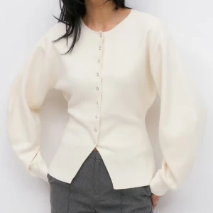 Knitted Sculptured cardigan Gina tricot  - Helt ny med lapparna kvar, storlek S. Nypris 459