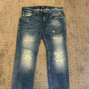Replay Anbass jeans - Säljer nu ett par riktigt feta Replay Anbass jeans i storlek W31, L32 och färg marinblå/blå. Jeansen är vanliga i passformen. Priset är fast men för bara 399kr. Om du har några funderingar så är det bara att fråga på! ❇️