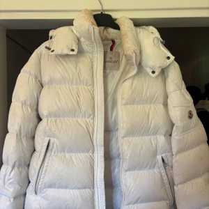 Moncler Maya vit  - Moncler Maya vit, size 2. Jackan är smutsig så hade behövt en rengöring. Därför sätter jag 8.5/10. Nytvättad 9-9,5/10. Priset är förhandlingsbart vid snabbare affär 