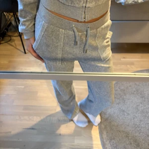 gråt juicy couture set - Säljer ett grått Juicy Couture set i fint skick! Använt ett fåtal gånger, men fortfarande supermysigt och trendigt. Perfekt för dig som vill ha en avslappnad men ändå snygg look.                                               Pris kan diskuteras:)